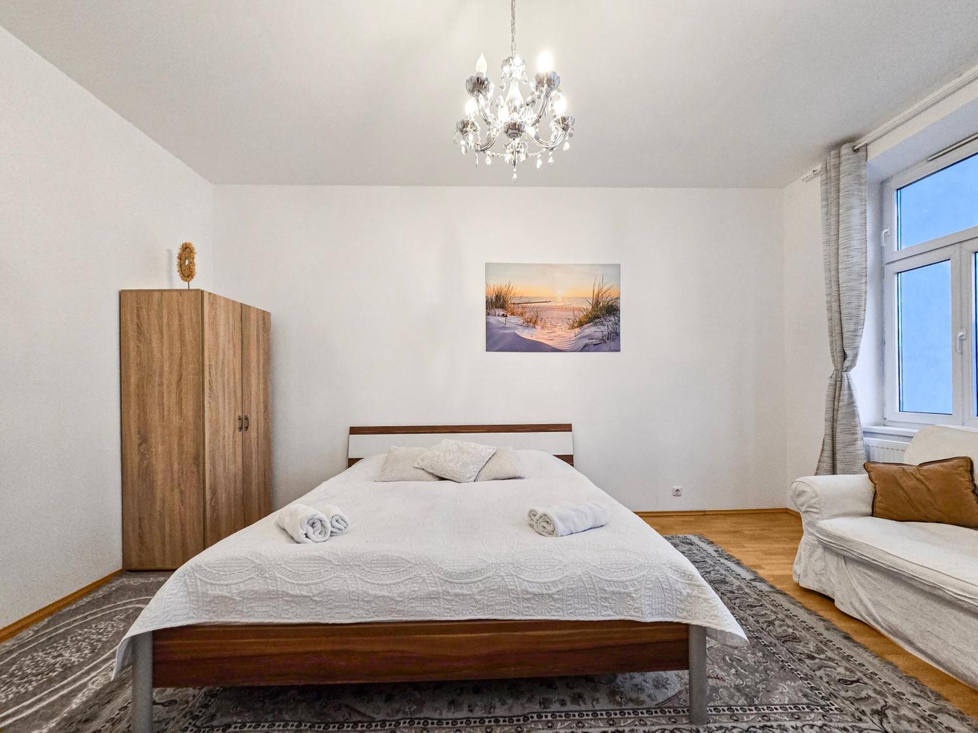 Modern Three-bedroom, Triple King Beds * Vienna