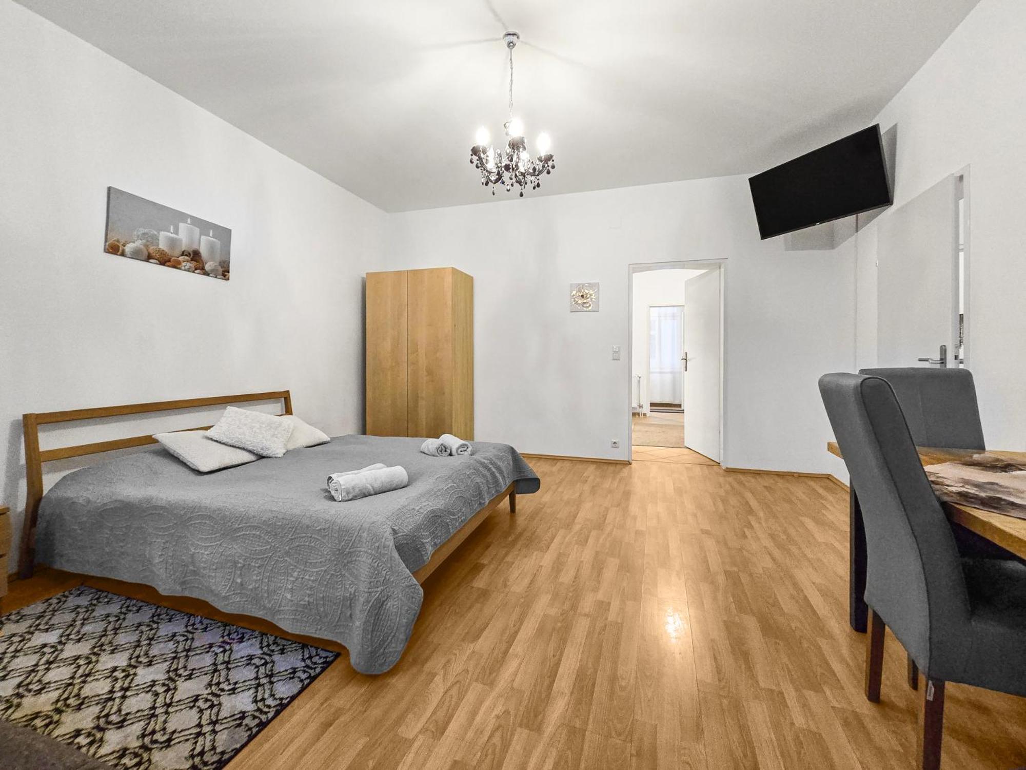 Modern Three-bedroom, Triple King Beds Apartment