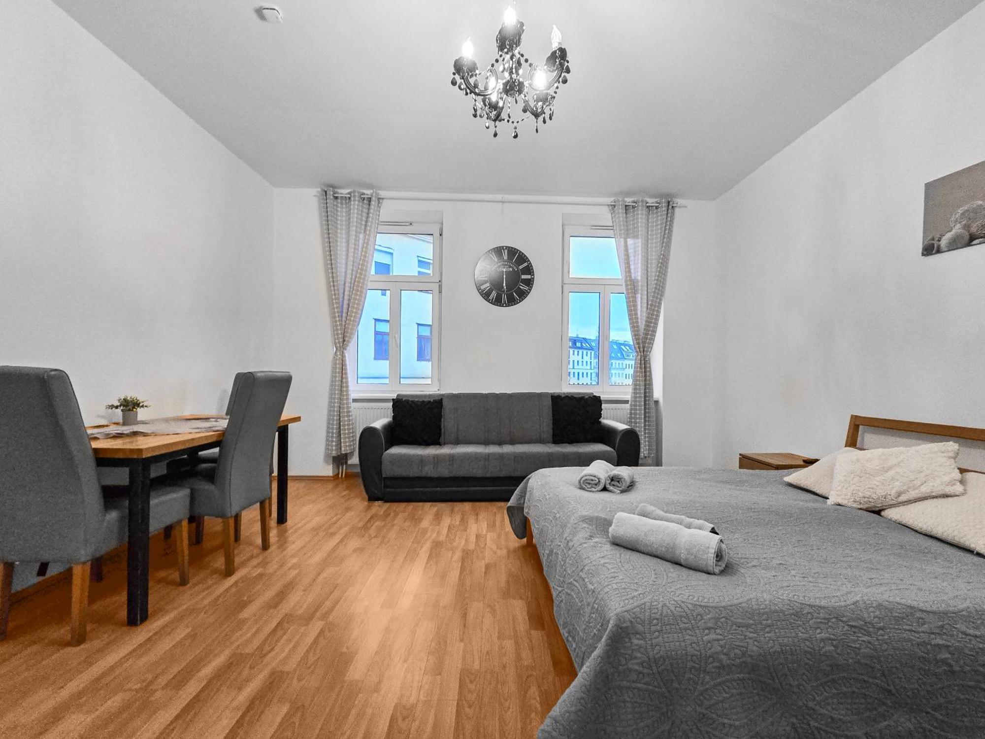 Modern Three-bedroom, Triple King Beds Vienna