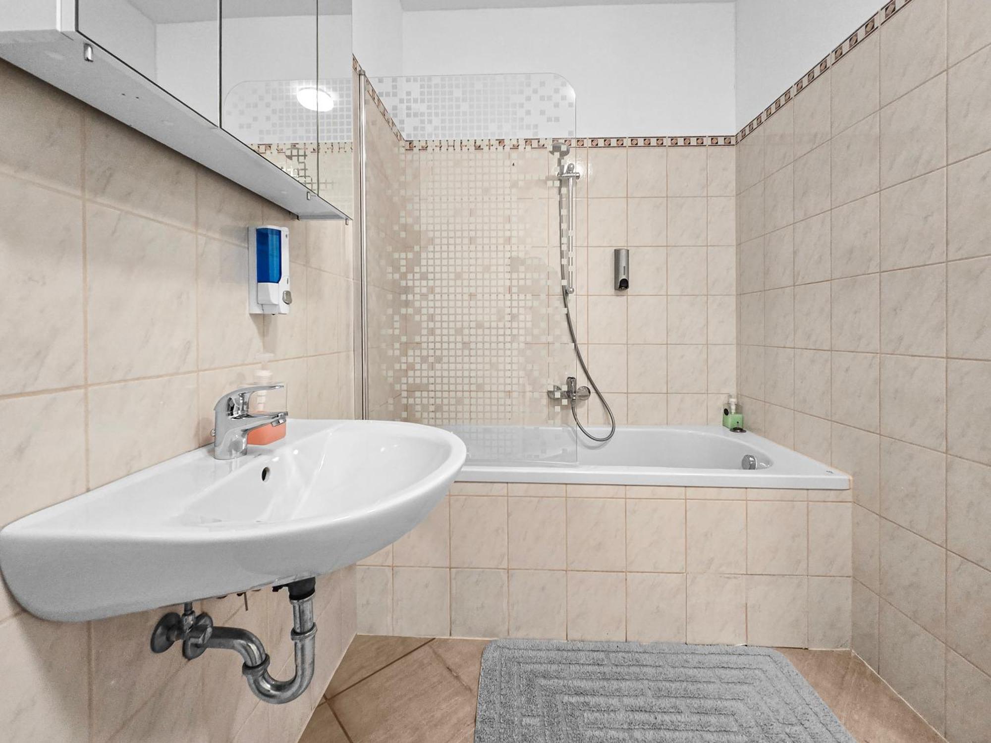 Apartment Modern Three-bedroom, Triple King Beds *